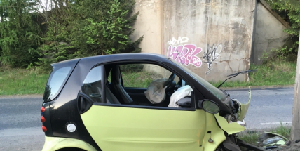 Právě teď: Miniauto Smart skončilo v betonovém pilíři, řidička je na cestě do nemocnice