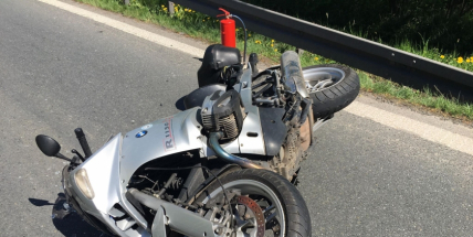 Právě teď: Vážná dopravní nehoda motorkáře s osobním vozem uzavřela silnici I/4