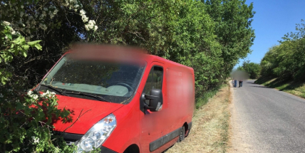 Právě teď: Dodávka skončila mimo silnici, řidič v nemocnici