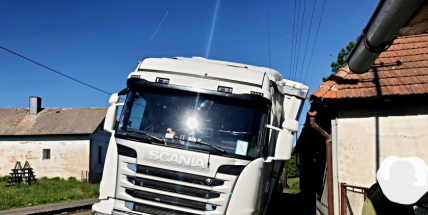 Hlavní tah  z Příbrami na Plzeň komplikuje nákladní automobil, který zde uvízl