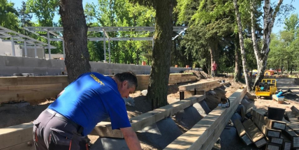 Odpočinková zóna v areálu Nového rybníka