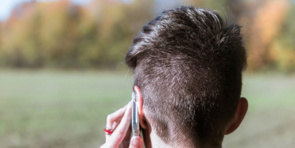 V prodejně si vybral telefon, k tomu i další náhradní, ani za jeden však při odchodu nezaplatil