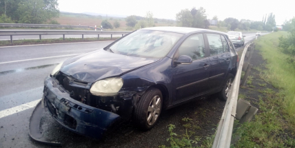 Opatrně na dálnici D4 ve směru na Prahu. Došlo zde aktuálně ke střetu dvou vozidel