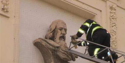 Roj včel se včera usadil přímo na budově školy, zasahovali hasiči