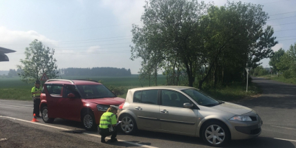 Opatrně v Brodské ulici. Havarovaná vozidla blokují jízdní pruh