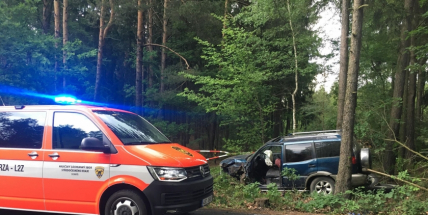 Právě teď: Osobní vůz na mokré vozovce skončil mimo komunikaci.  Řidiče transportují na urgentní příjem do nemocnice