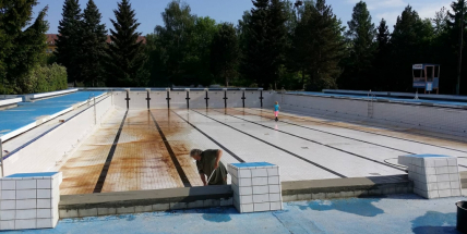 Bazén už se napouští, brána venkovního areálu se veřejnosti poprvé otevře 1. června