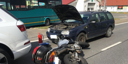 Aktuálně: Nehoda dvou vozů s motorkářem povolala veškeré složky IZS