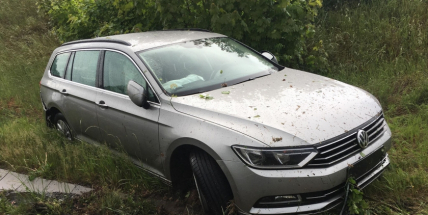 Aktuálně: Na mokré vozovce skončily dva vozy mimo komunikaci