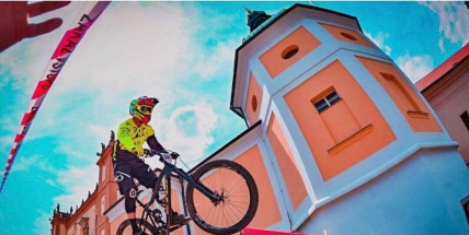 Prudký sjezd bikerů městem se blíží