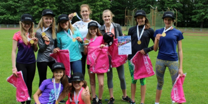 Mladší žákyně ze ZŠ Školní zvítězily v krajském kole atletického závodu Pohár rozhlasu 2018