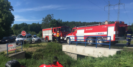 Právě teď: Vážná dopravní nehoda osobního vozu s motorkářem značně komplikuje dopravu na Strakonické