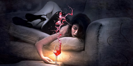 Žena se krátce po poledni uložila uprostřed jízdního pruhu