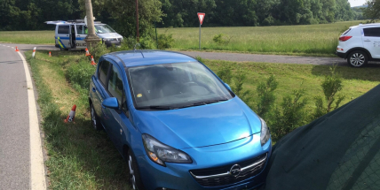 Auto se zastavilo až o plot u silnice