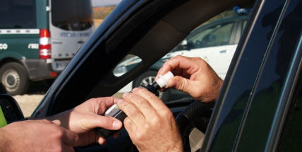 Nadýchal 4,12 promile a ještě uplácel