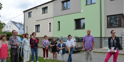 Extrémně úzká ulice Na Leštině slouží zároveň jako parkoviště a stává se nebezpečnou. Situaci řešili její obyvatelé se starostou