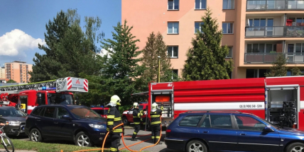 V tuto chvíli: Hasiči zasahují u nahlášeného požáru bytu v Příbrami