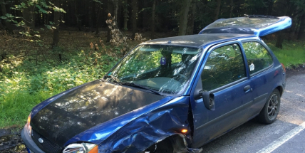 Řidič nezvládl zatáčku a střetl se s protijedoucím Mercedesem