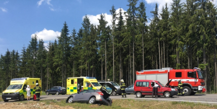 Aktuálně: Nehoda dvou vozů si vyžádala pět zraněných