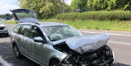 Dvě havarovaná vozidla po kolizi komplikují provoz na hlavní komunikaci