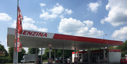 Policie hledá svědky. Řidič poškodil zastřešení benzinové čerpací stanice v Žižkově ulici