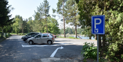 Nové parkoviště na Nováku je již v provozu. Od 1. června za poplatek