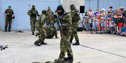 Den dětí s vojáky