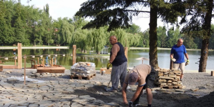 Na Nováku se dláždí i zastřešuje