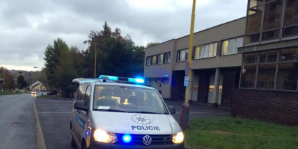 Auto skončilo na kolejích a přerušilo železniční dopravu