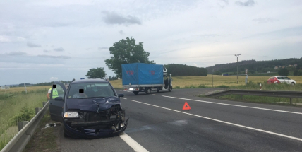 Aktuálně: Střet dodávky s osobním vozem komplikuje provoz u Skalky na Příbramsku