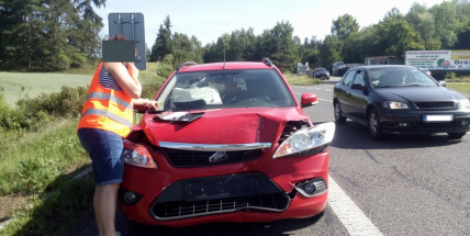 Aktuálně: Po nárazu skončil jeden z vozů mimo komunikaci