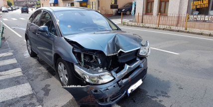 Citroën srovnal se zemí několik metrů zábradlí. Jen zázrakem se nikomu nic nestalo