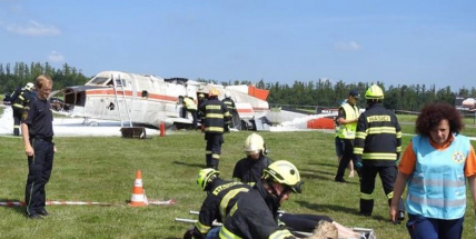Cvičení: Záchranné složky vyprošťují v Dlouhé Lhotě zraněné z havarovaného letadla