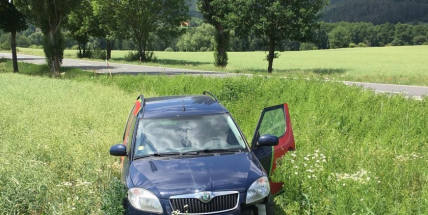 Právě teď: Auto skončilo po střetu až na přilehlém poli