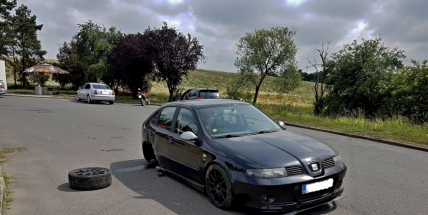 Právě teď: Auto zůstalo stát na silnici bez zadního kola