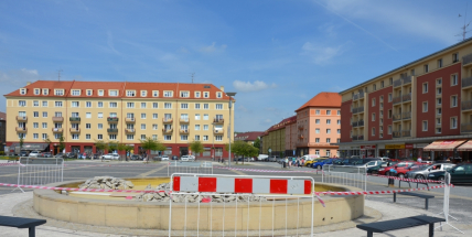 Sousoší zvěrokruhu – dominanta náměstí 17. listopadu – se ještě restauruje