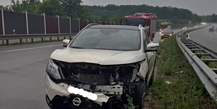 Právě teď: Došlo k dopravní nehodě na D4, zdemolované vozidlo stojí u středových svodidel