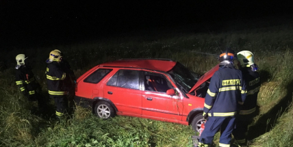 Právě teď: Vůz vyletěl mimo komunikaci, řidiče transportují do nemocnice