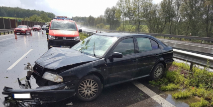 Aktuálně: Na mokré dálnici skončil osobní vůz ve svodidlech. Hned za ním došlo k další dopravní nehodě