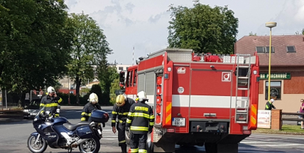 Na Dobříši se střetl motocykl s osobním autem přímo v křižovatce