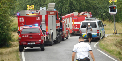 Právě teď: Na Příbramsku vlak smetl osobní auto, řidič na místě zemřel