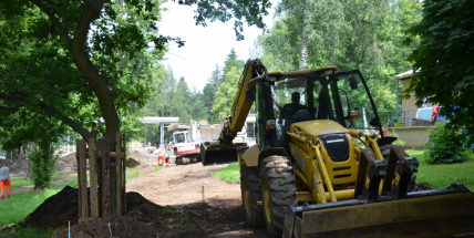 Inlinové bruslení v potemnělé hale neslaví úspěch. Dráha venku snad přiláká svými zákruty více sportovců i dobrodruhů