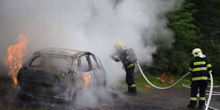 Hasiči zasahovali u požáru osobního vozidla