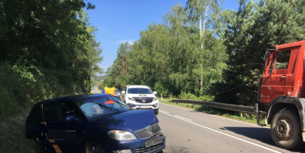 Na hlavní silnici ze Sedlčan do Příbrami komplikuje provoz kolize osobního a nákladního auta