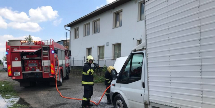 Hasiči právě zasahují u nahlášeného požáru dodávky