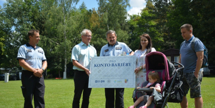 Laurince byl slavnostně předán šek na více než 20 tisíc korun