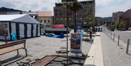 Foto dne: Ochranné litinové rámy a mříže se právě montují