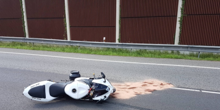 Aktuálně: Motorkář na dálnici D4 havaroval do svodidel. Se spolujezdcem přeletěli do opačného pruhu, na místo letí vrtulník LZS