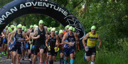 V okolí Dobříše se běžel a plaval první český swimrun