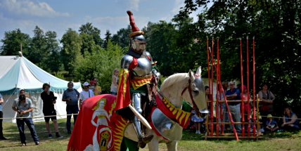 Pod zámkem zase řinčela zbroj a dusala kopyta koní
